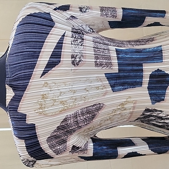 Magic Mini pleat 3/4 sleve v-neck - Picture 5 of 7